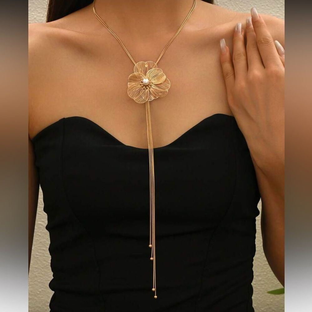 Elegant Gold Floral Pendant Necklace R270